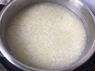 皮蛋蔬菜粥,大米与小黄米熬成粥