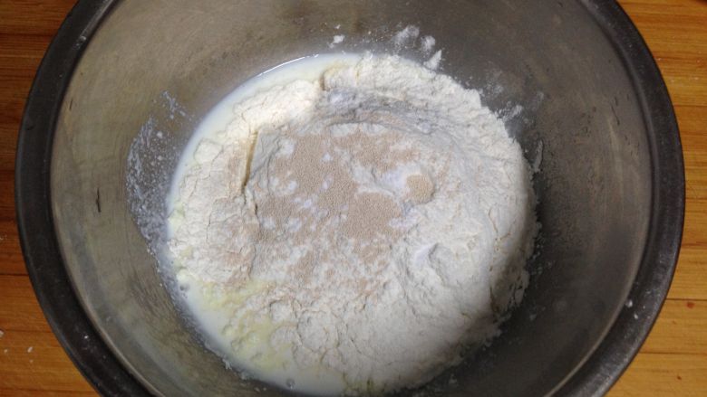 奶盐苏打饼干,将水油皮的所有配料混合在一起