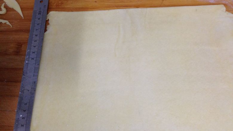 奶盐苏打饼干,经过两次四折的面团，擀开成厚度约0.2CM的长方形（大概20cmx30cm），将不规则的边角裁去