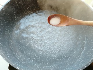 榨菜肉丝炒意面,锅内倒入冷水烧开，放0.5克食盐。