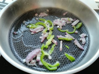 榨菜肉丝炒意面,放入洋葱、青椒爆香。