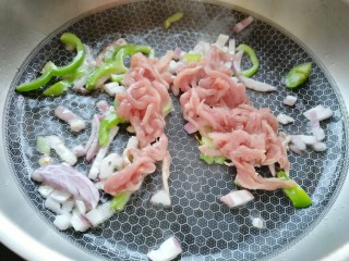 榨菜肉丝炒意面,倒入洗净的肉丝翻炒均匀。