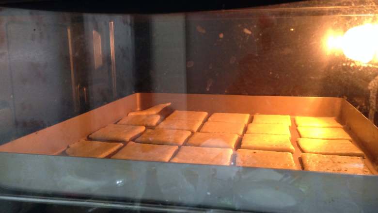 奶盐苏打饼干,入烤箱、中层、烘烤15分钟左右，至表面微黄色即可出炉。