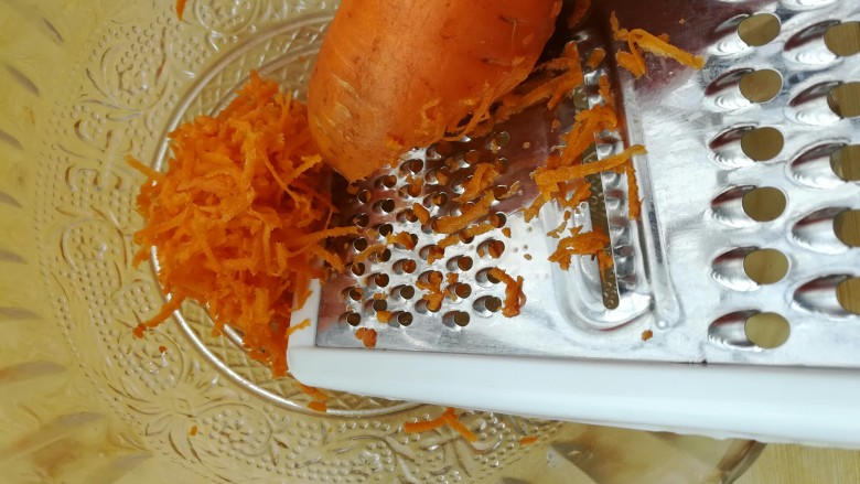炸胡萝卜丸子,用刨丝器擦成丝