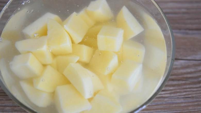 排骨土豆焖饭—拥有这样一锅饭，感觉超满足,土豆过清水洗去淀粉。