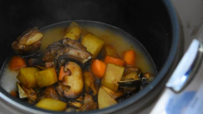 排骨土豆焖饭—拥有这样一锅饭，感觉超满足,大米洗净，水略少于平时，加入炒过的排骨和配菜。