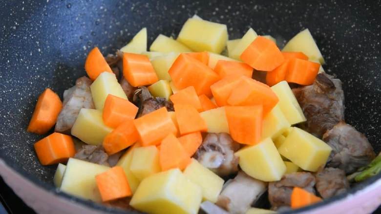 排骨土豆焖饭—拥有这样一锅饭，感觉超满足,倒入配菜炒至断生。