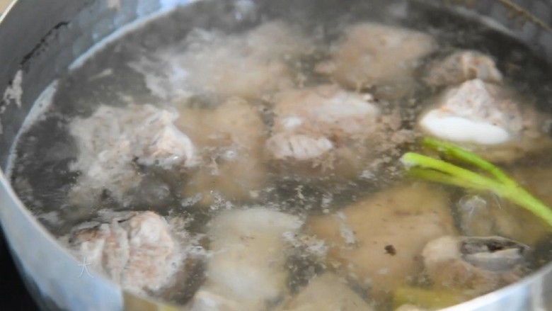 排骨土豆焖饭—拥有这样一锅饭，感觉超满足,排骨冷水下锅，加入葱、姜、料酒。