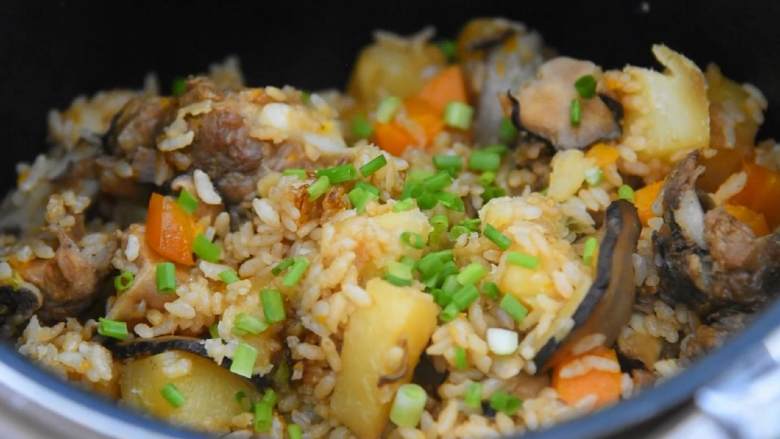 排骨土豆焖饭—拥有这样一锅饭，感觉超满足,开盖后拌匀，撒入葱花即可。