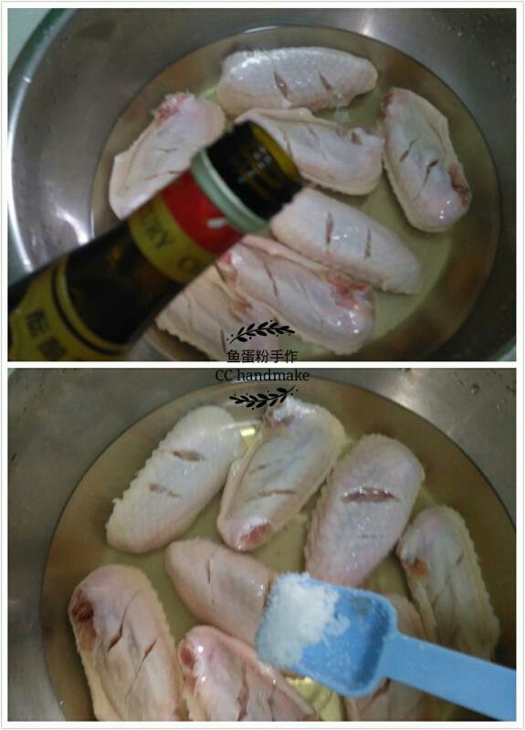 脆皮鸡翅,用清水浸过鸡翅表面，并加入白兰地和一点点盐腌制半小时。放入冰箱腌制一晚味道更好。