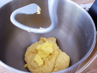 淡奶油吐司,加入黄油，继续启动二档快速揉面10分钟