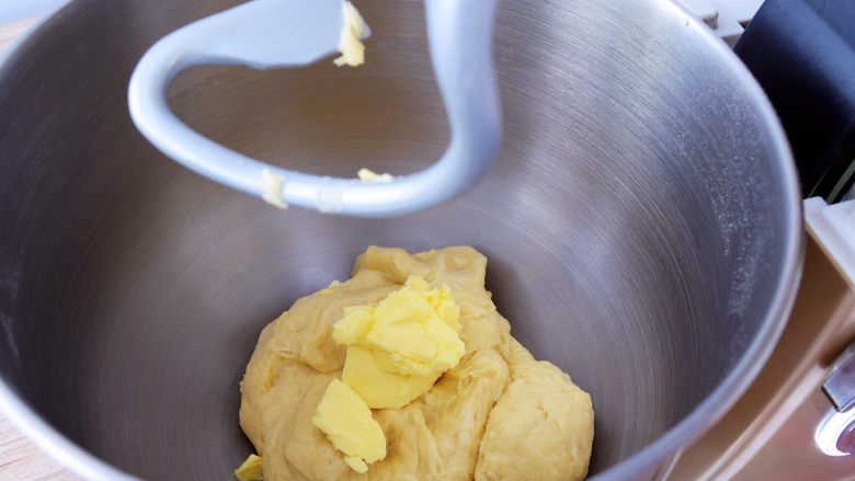 淡奶油吐司,加入黄油，继续启动二档快速揉面10分钟