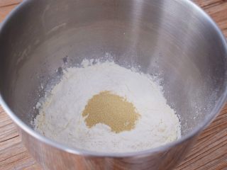 淡奶油吐司,把材料除了黄油外，都放入和面桶，顺序为淡奶油、纯牛奶、鸡蛋、糖和盐对角放，然后放面粉，酵母放最上面