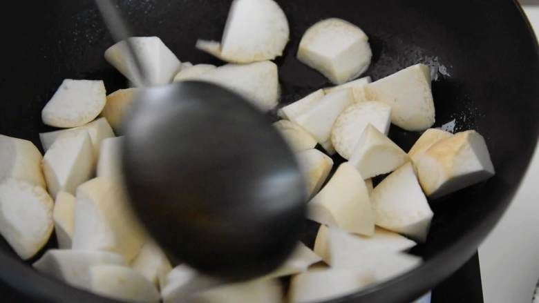 经典素菜学起来，简单且美味的三杯杏鲍菇，一学就会,热锅冷油，放入杏鲍菇煎炒至表面微黄。