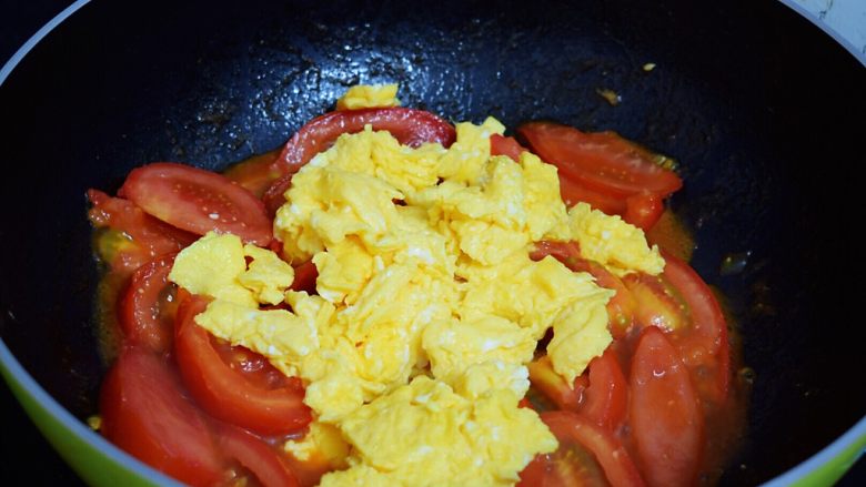 番茄炒鸡蛋,加入鸡蛋