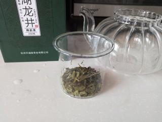 龙井排骨,龙井茶用90°热水浸泡待茶汤上色后