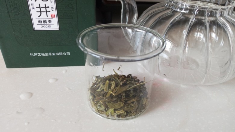 龙井排骨,龙井茶用90°热水浸泡待茶汤上色后