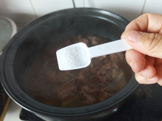 龙井排骨,待汤汁半干时加盐调味，继续收浓汤汁即可