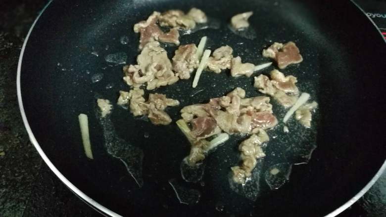 牛肉粽子,没热后加入牛肉滑炒至变色
