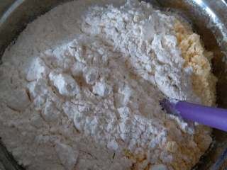 粗粮酥,把玉米面 低粉过筛后加入乳化好的油里