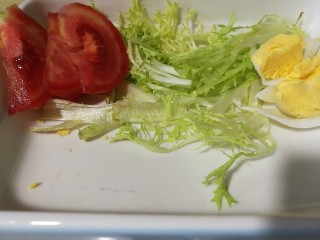 瘦身晚餐
香草烤菌菇薯条&生菜沙拉,在盘中摆上鸡蛋、西红柿、生菜