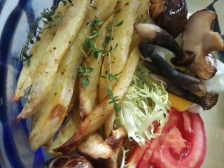 瘦身晚餐
香草烤菌菇薯条&生菜沙拉,摆上烤好的薯条和蘑菇，撒上百里香碎