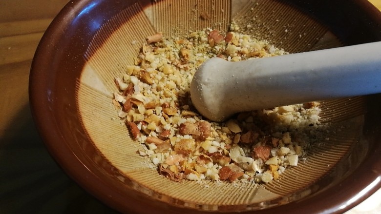 瘦身晚餐
香草烤菌菇薯条&生菜沙拉,用研钵捣碎，加入少许盐