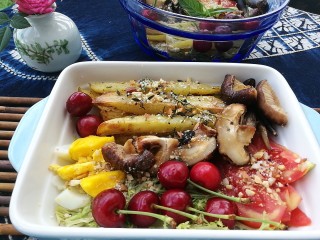 瘦身晚餐
香草烤菌菇薯条&生菜沙拉,撒在料理上，倒入一勺橄榄油