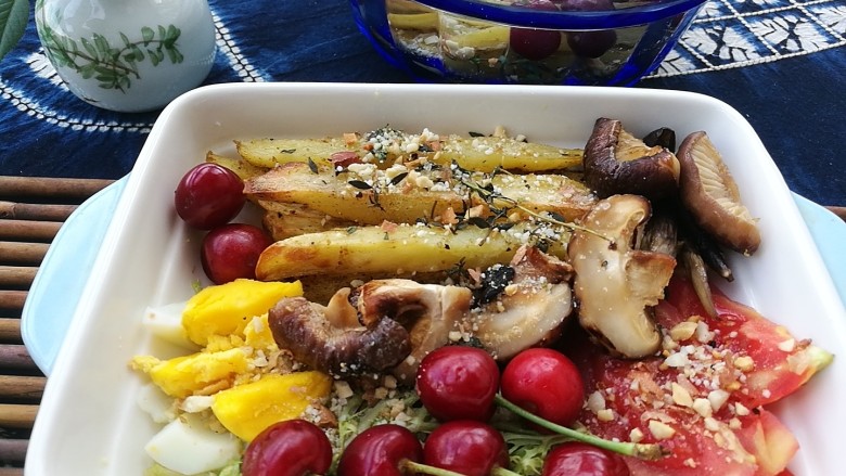 瘦身晚餐
香草烤菌菇薯条&生菜沙拉,撒在料理上，倒入一勺橄榄油
