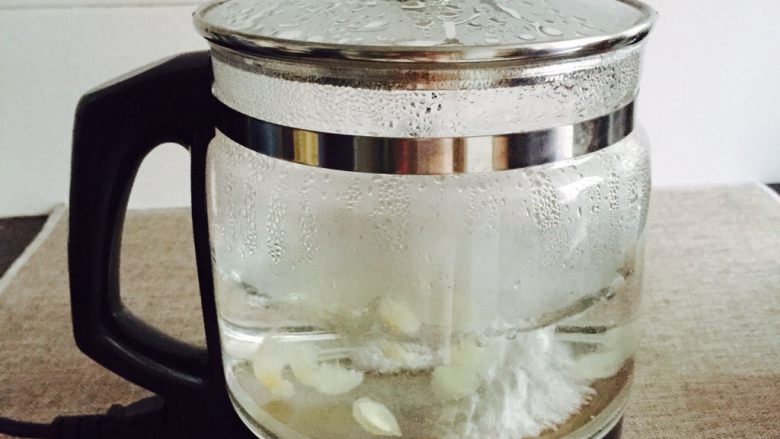 美容养颜靓汤+桃胶皂角米雪燕羹,加入400ml饮用水开启炖煮功能，将皂角米炖煮30分钟即可