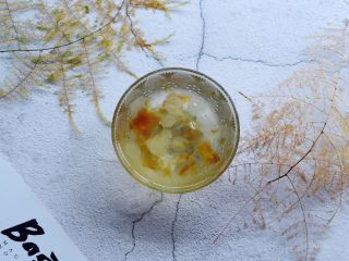 美容养颜靓汤+桃胶皂角米雪燕羹,装在甜品碗里，满满的胶原蛋白