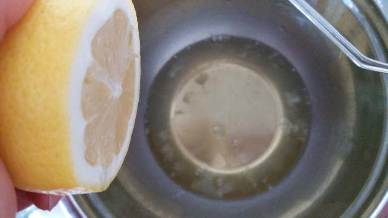 炫彩蛋白糖（无奶粉）,新鲜柠檬挤汁到蛋清内