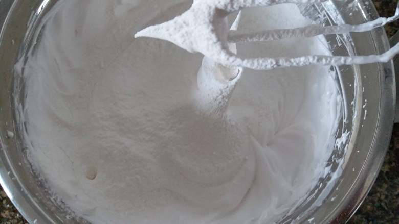 炫彩蛋白糖（无奶粉）,加入过筛的生粉