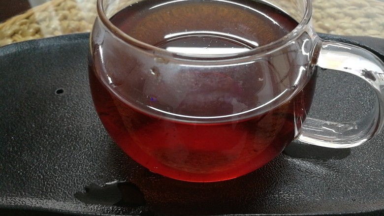 瘦身美颜，醇香奶茶
(正山小种&锡兰红茶版),浸泡五分钟，茶汤深红似琥珀，用电陶炉煮开茶味更浓郁。