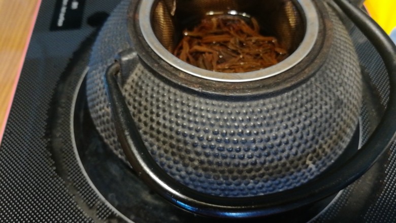 瘦身美颜，醇香奶茶
(正山小种&锡兰红茶版),置于电陶炉上煮开2分钟