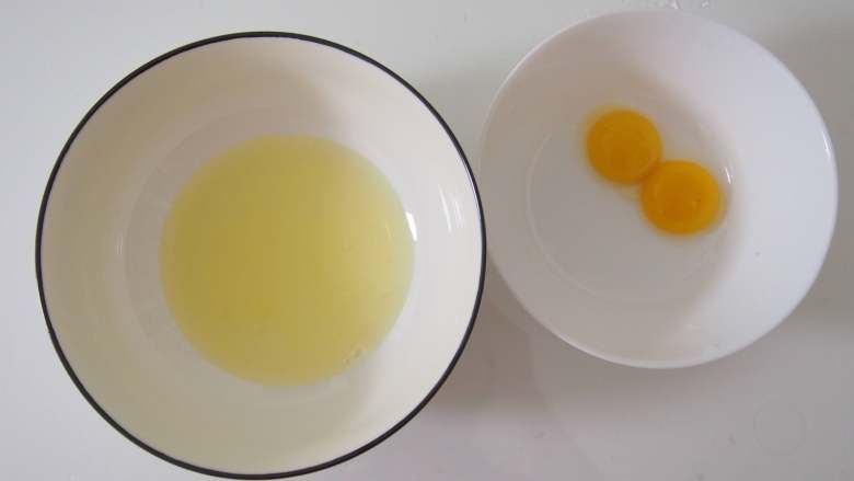 栗香椰蓉小贝,蛋黄和蛋清分离，蛋清放入无水无油的大碗中。