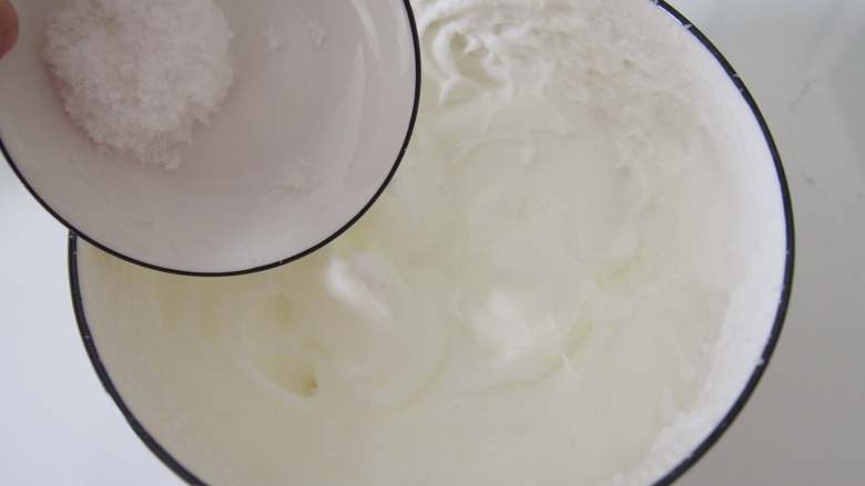 栗香椰蓉小贝,打发出纹路后加入第二次糖，继续打发纹路明显后加入第三次糖，打至湿性发泡。