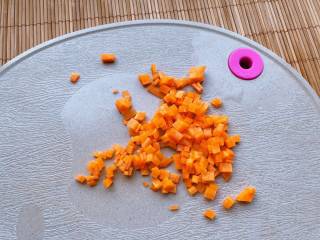【宝宝辅食】干贝菠菜粥,胡萝卜去皮切成小丁

胡萝卜相对不容易煮熟，所以要切碎，块状切小一些