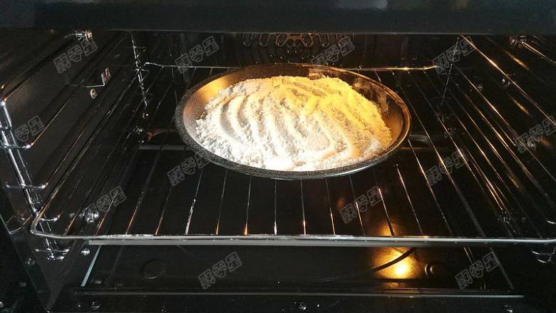 糖酥饼,然后做馅料。将80g面粉平铺在烤盘上，放入烤箱，175度，烤10分钟至颜色微黄