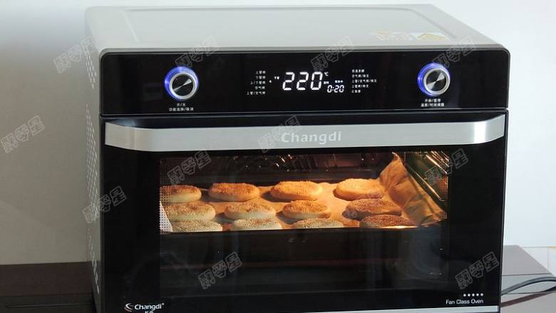 糖酥饼,设定上下管温度220度，烘烤12分钟左右