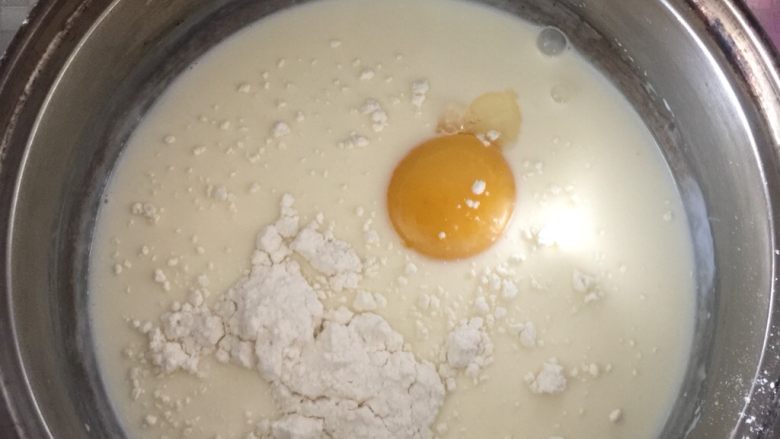 蔓越莓蛋挞,然后加入鸡蛋跟面粉，可以用电动打蛋器打散