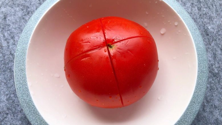 五彩焖饭,西红柿洗净轻轻划个十字