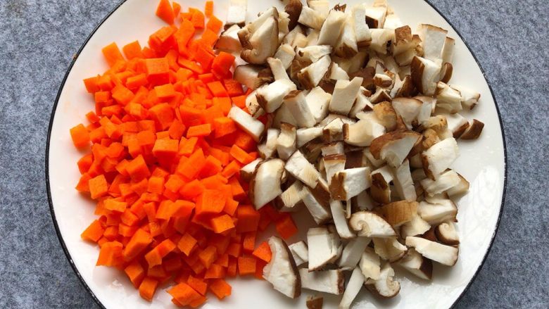 五彩焖饭,胡萝卜洗净去皮切丁，香菇洗净切丁