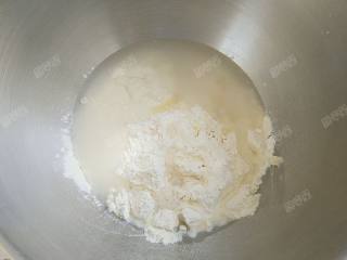 亚麻籽蜂蜜软欧,将发酵好的酵头和180克高筋面粉、4克盐、2克酵母、30克蜂蜜、100克水一起放入厨师机的搅拌缸