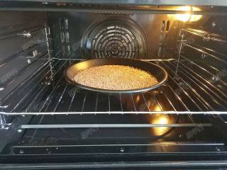 亚麻籽蜂蜜软欧,将亚麻籽放入烤箱中，150度烘烤15分钟左右，冷却后用擀面杖略微压碎一些