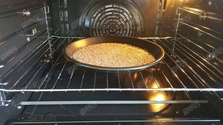 亚麻籽蜂蜜软欧,将亚麻籽放入烤箱中，150度烘烤15分钟左右，冷却后用擀面杖略微压碎一些