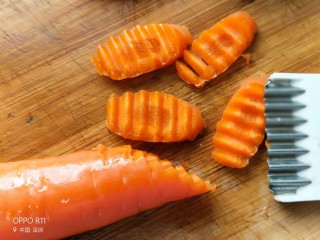低脂营养有颜值的早餐,胡萝卜用刮皮器切成波浪状