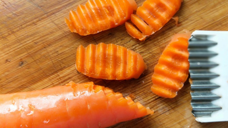 低脂营养有颜值的早餐,胡萝卜用刮皮器切成波浪状