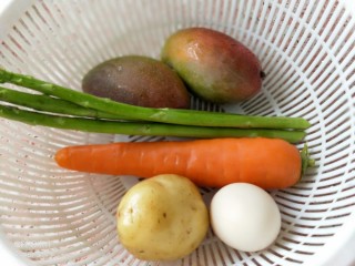 低脂营养有颜值的早餐,准备好食材，土豆，芦笋，芒果，胡萝卜