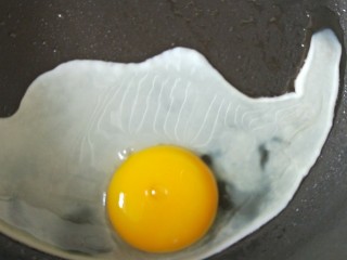 低脂营养有颜值的早餐,平底锅热油打一颗鸡蛋，盖上盖子焖熟，翻面在煎一会儿